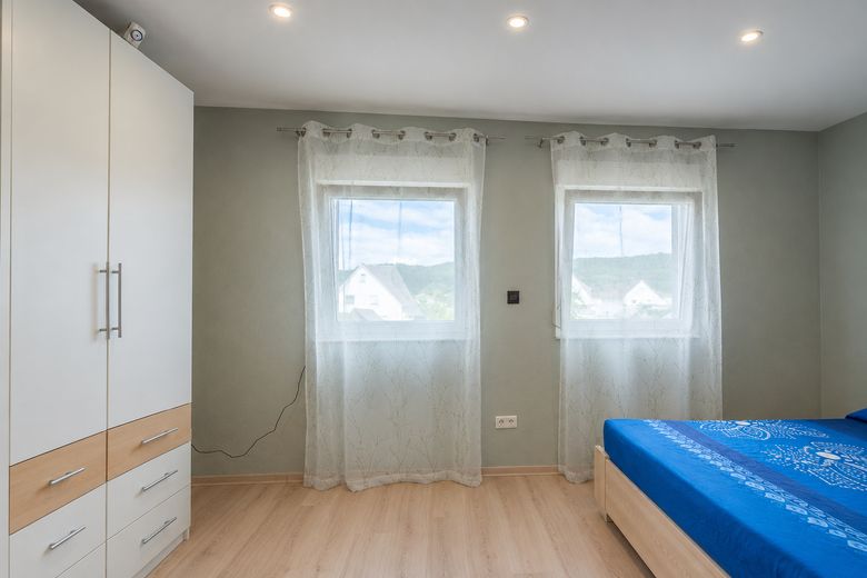 Provisionsfrei: 125 m² Wohnen + ca. 130 m² Gewerbe | Energieklasse A | 1.085 m² Grundstück – Schlafen 3