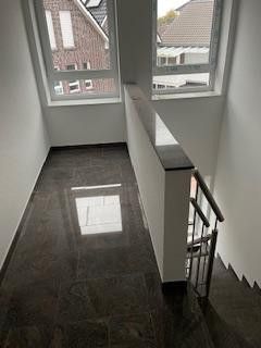 Treppenhaus mit Fahrstuhl