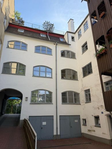 LEERSTEHENDE & Sanierungsbedürftige Wohnung mit Potenzial in Augsburger Top-Lage – Hausansicht hinten