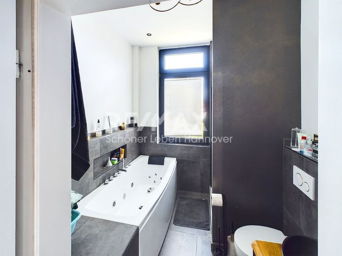 Lichtdurchflutete 3-Zimmer-Balkon-Wohnung im 2. OG mit grünem Rückzugsort – Badezimmer