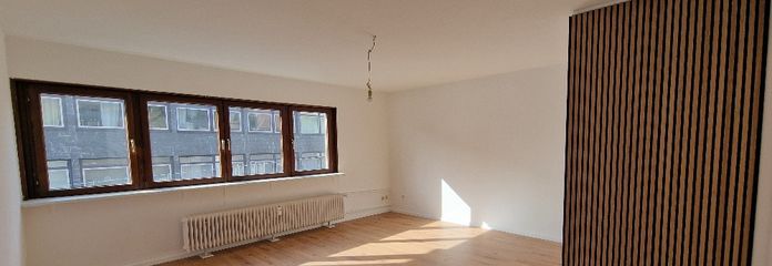Stylische und renovierte 1-Zimmer Wohnung Nähe Schwebebahn Barmen – Wohnzimmer