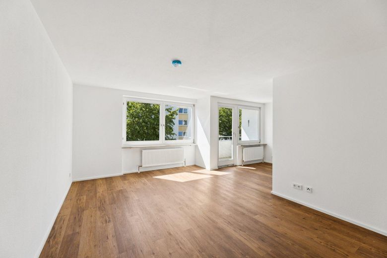 Tolle und gemütliche 3,5-Zimmer-Wohnung im beliebten D-Programm-Viertel von Amberg – Wohnzimmer