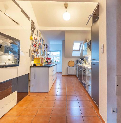 Einzigartige, ruhige Dachgeschosswohnung in Bonn Mitte – Küche möbliert