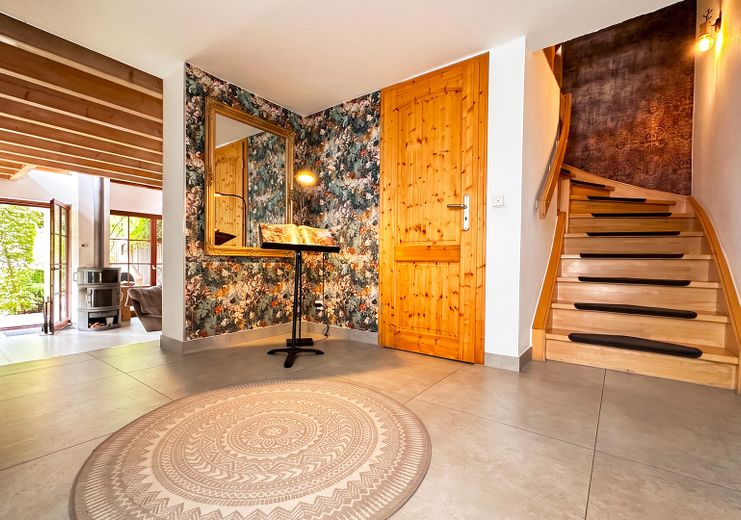 Architektur trifft Privatsphäre – besonderes Einfamilienhaus mit Pool, Sauna und Garten im Grünen – Eingangsbereich