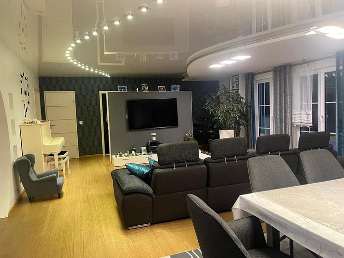Geräumiges und modernisiertes 8-Zimmer-Einfamilienhaus mit geh. Innenausstattung in bester Lage – Wohnzimmer