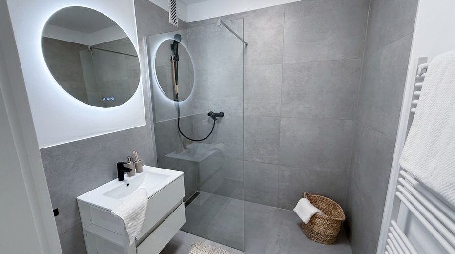 Mudarse en lugar de renovar: apartamento de 2 habitaciones recién modernizado con vistas panorámicas – Bad