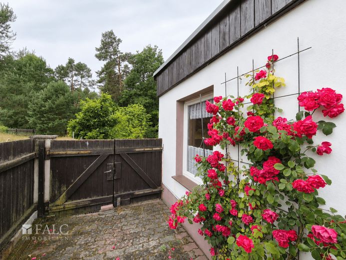 Charmante Doppelhaushälfte mit direktem Seeblick - FALC Immobilien – Durchgang Garten hinten