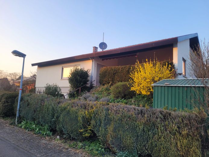 Großzügiges Einfamilienhaus in bevorzugter Wohnlage  von Bretten-Wanne – Außen Südansicht