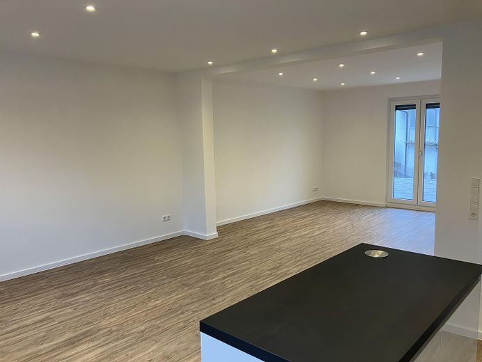 Zweitbezug nach Kernsanierung. Moderne & zentral gelegene 6-Zimmer Wohnung mit EBK – Helles Wohnzimmer
