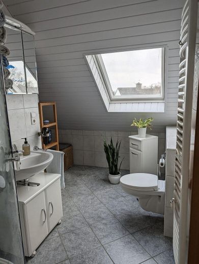 Özel: Urmitz'de ikiz evin yarısı, 7 oda, 2 banyo, garaj, bahçe – Bad