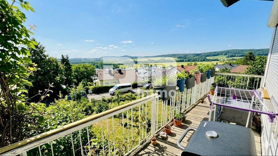 Umfangreich saniertes EFH inkl. PV-Anlage, Terrasse, Wintergarten und Garage – EG / OG Balkon Panoramablick