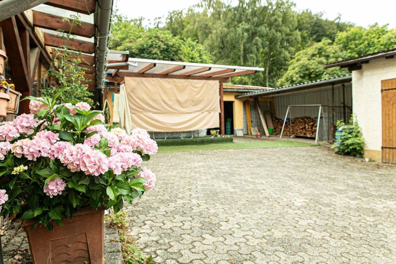 Landhaus Generationenhof mit bis zu 10 ha Land und Bachlauf – Innenhof weitere Garagen