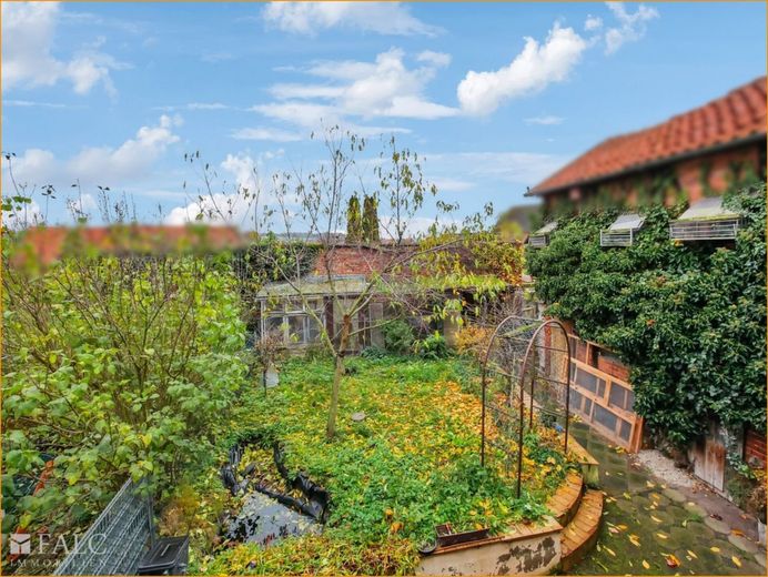 kleiner Garten mit großem Schuppen hinter dem Haus