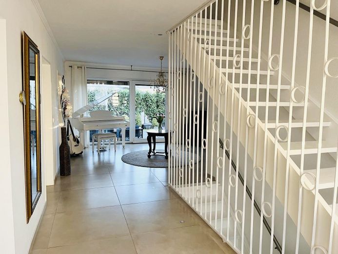 Casa unifamiliare modernizzata con 187 m² di superficie abitabile, 6 locali, garage e giardino, senza intermediario – Flur EG Eingangsbereich