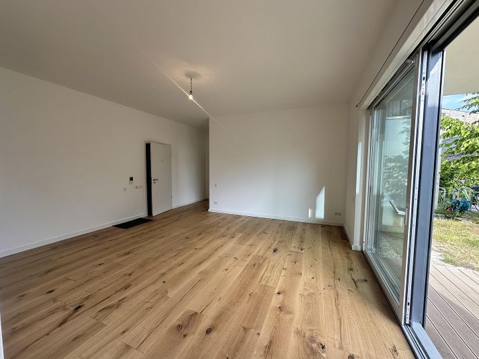 Helle 3-Zimmer-Gartenwohnung | 100 m² | Südgarten | frisch saniert | provisionsfrei – Wohnzimmer