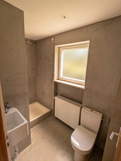 Rosenheim’de merkeze yakın bahçeli ve garajlı ikiz ev, komisyonsuz – Gäste-WC mit Dusche