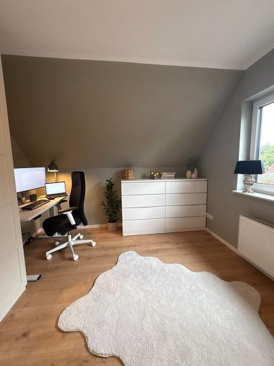 Büyük arsa ve ilave yapılaşma potansiyeline sahip, yeni değerinde müstakil ev – Ankleide/Büro im OG