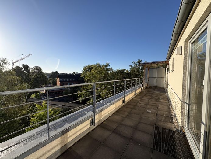 Barrierefreie Dachgeschosswohnung mit großer Sonnenterrasse (provisionsfrei!) – Terrasse 