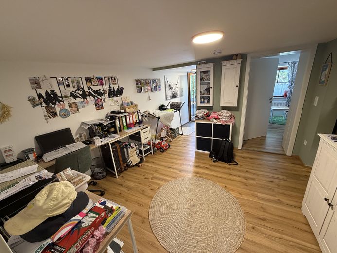 Rarità storica sulla piazza del mercato: appartamento di 3 locali completamente ristrutturato con accogliente balcone – Mittelgang mit EDV Anschluss