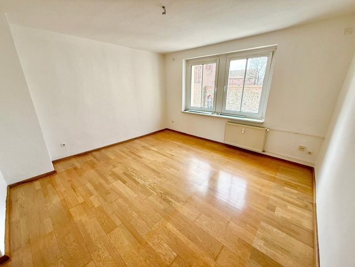 HORN IMMOBILIEN++RESERVIERT! Neubrandenburg Zentrum, helle 3-Raum Eigentumswohnung, EBK, Keller &amp; Parkfläche – Wohnzimmer