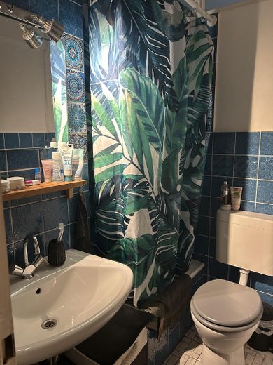 Bad mit WC und Waschbecken