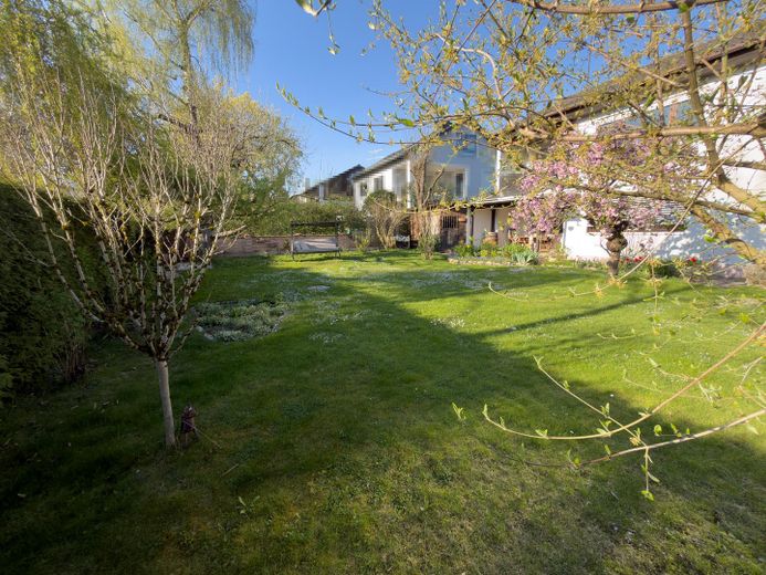 Provisionsfrei: 4-Zimmer-EG-Wohnung mit 300 m² Privatgarten, Süd-West-Terrasse, nur 2 Parteien – Garten