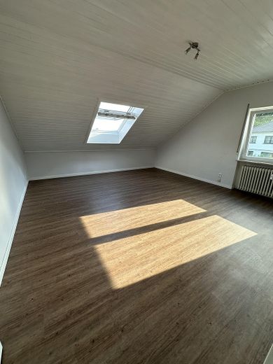 Renovierte Erdgeschoss- und Dachgeschosswohnung mit toller Aussicht zu vermieten – Wohnung Dachgeschoss