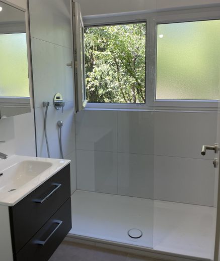 Sanierte 3-Zimmer-Wohnung mit neuer Einbauküche in Remseck-Aldingen – Badezimmer