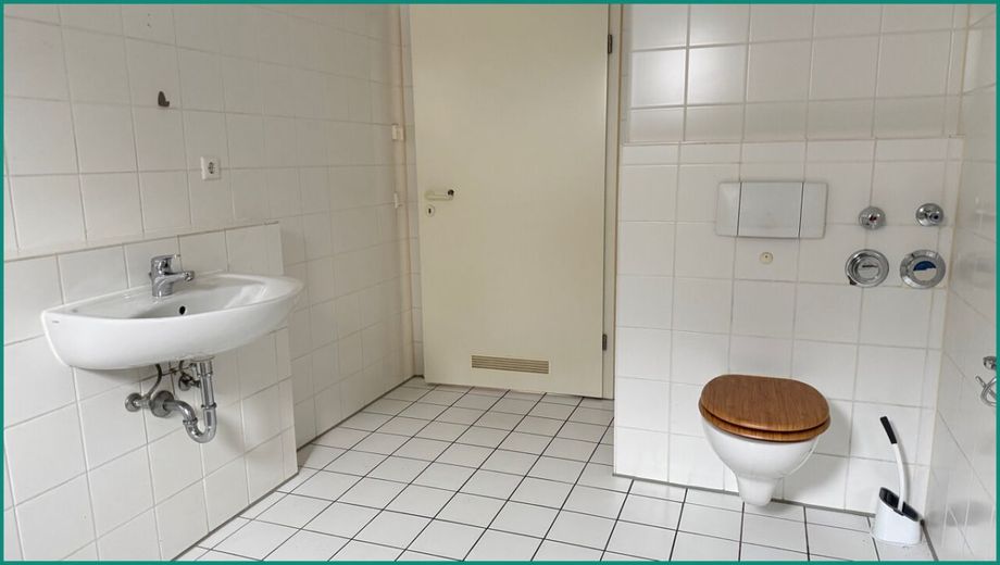 DREIFAMILIENHAUS IM STADTZENTRUM VON REMSCHEID - 2 WOHNEINHEITEN VERMIETET - MÖGLICHKEIT ZUM EIGENNUTZ – und weißer Verfliesung