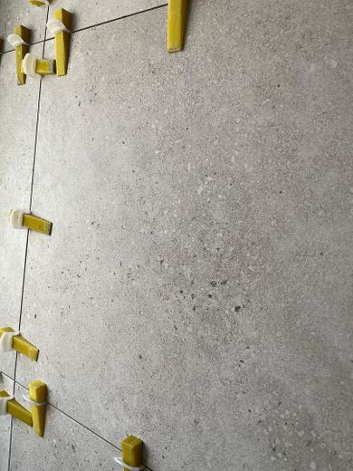 Первичное заселение после капитального ремонта — 3-комнатная квартира в отличном районе Штутгарт-Вест – Fliese 60x60 Bad und Küche
