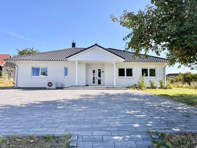 Jetzt Miete möglich! Winkelbungalow 5 km bis Neubrandenburg, Baujahr 2022, Doppelgarage, EBK,Carport – Hausansicht