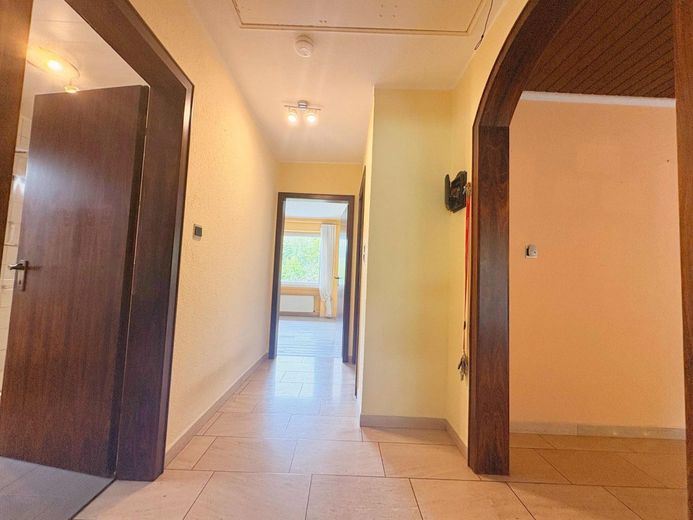 CITYHOUSE: Großzügiges Zweifamilienhaus mit Ausbaupotenzial, Garten &amp; 3 Garagen – Flur