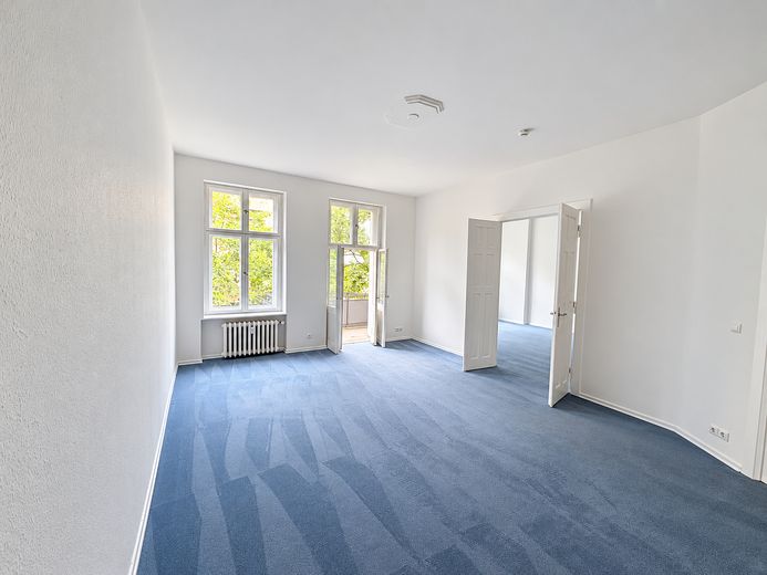 Altbaujuwel in Charlottenburg – 4 Zimmer, Balkon & Aufzug nahe Ku’damm – Zimmer 2 mit Zugang zum Balkon