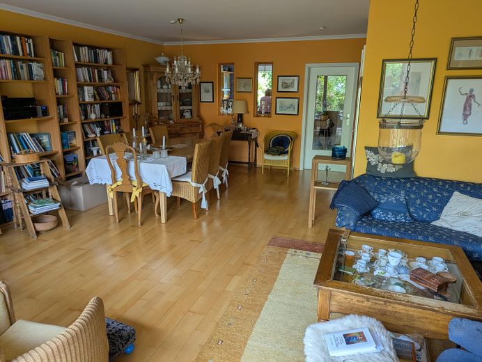 Wohnzimmer mit Esstisch