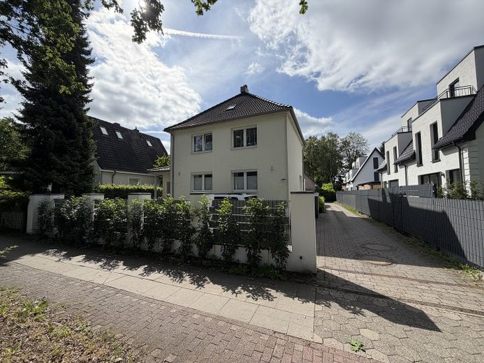 Saniertes EFH in Sasel – Garten, viel Platz, Wald-Nähe – Aussenansicht