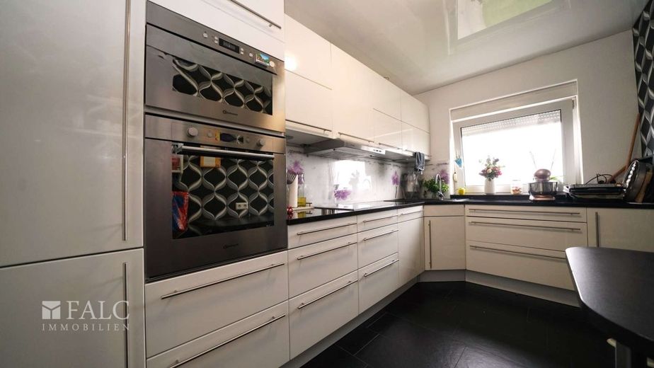 Charmante Wohnung in historischer Kurstadt - FALC Immobilien Heilbronn – Moderne Einbauküche