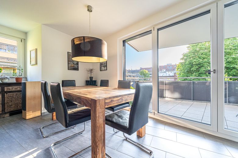 Moderne 3,5 Zimmer Wohnung in Stuttgart-West mit Balkon, Einbauküche, Aufzug, Tiefgarage, Wallbox – Essbereich