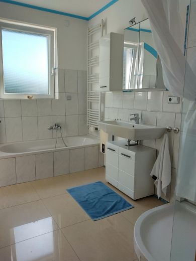 freistehendes Einfamilienhaus mit Einliegerwohnung, saniert und voll möbliert – BAD im OG Anbau EFH