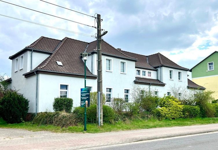 HORN IMMOBILIEN++ Eigentumswohnung in Tantow mit Garten und Carport. – Hausansicht