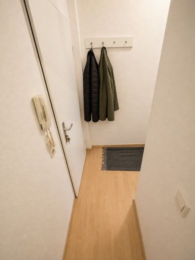 Direkt einziehen: 1-Zimmer-Wohnung mit Balkon und Küchenzeile – Flur und Garderobe