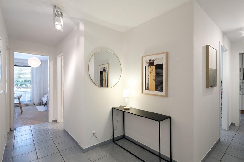 Highlight im Röthelheimpark - bezugsbereit, 4 Zimmer, großer Garten mit Pool – Flur