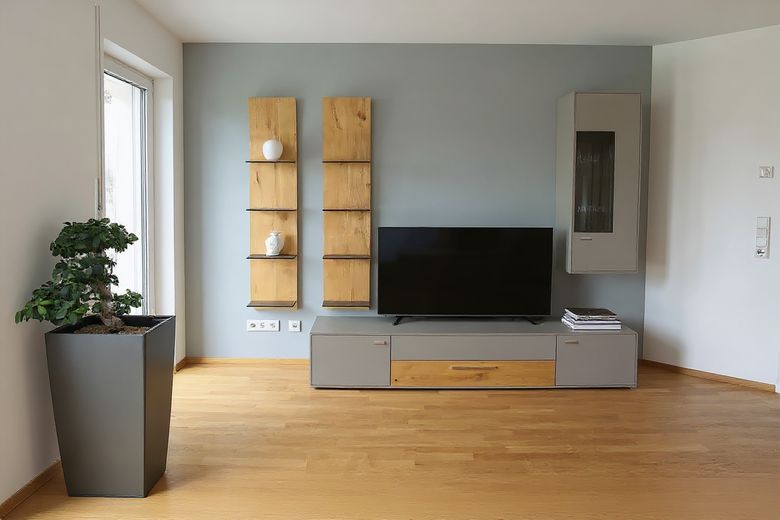 4-Zimmer-Wohnung mit Balkon und Fußbodenheizung in Augsburg – Wohnbereich mit TV-Wand