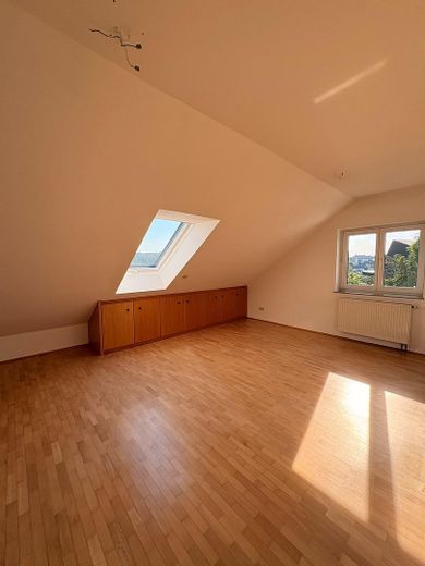 Wohnen wie im Haus: 4-Zimmer-Maisonette mit Talblick, Balkon und Carport – Schlafzimmer 2