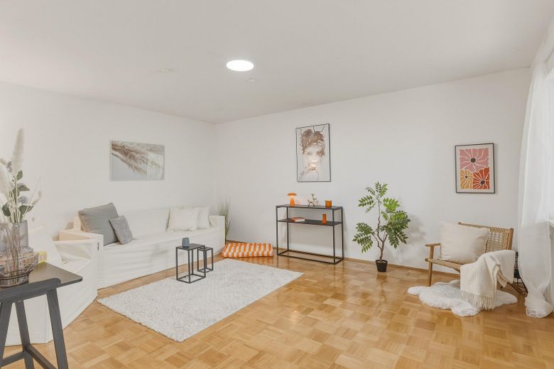 Entrare e sentirsi a casa: appartamento di 2,5 locali libero da subito a Ulm-Wiblingen – Wohnzimmer