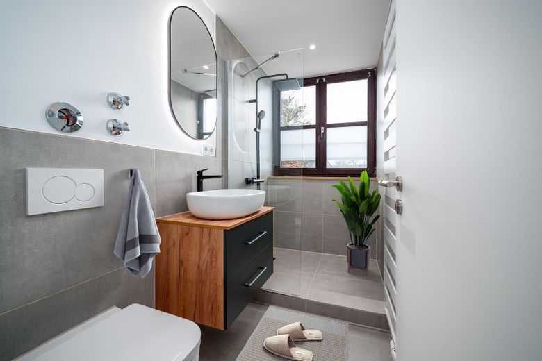 Badezimmer mit Fenster