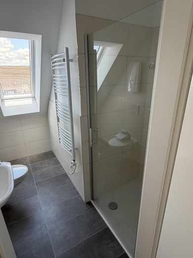 Nouveau projet haut de gamme : 3-4 pièces avec faibles charges (bâtiment KFW55) – G-Bad DG Sicht1rechts