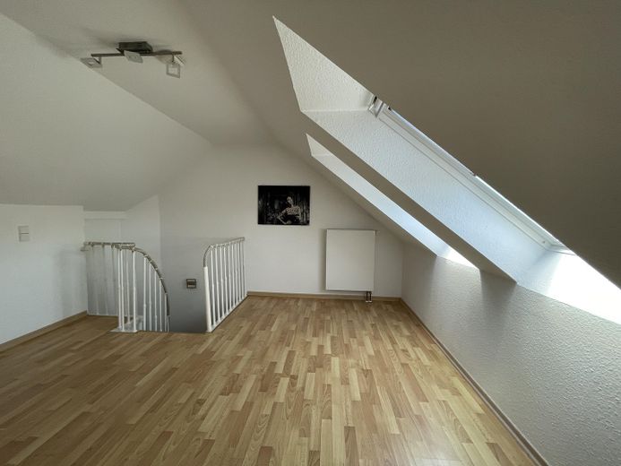 Helle gepflegte Maisonette-Wohnung – obere Ebene mit Büro / Gäste