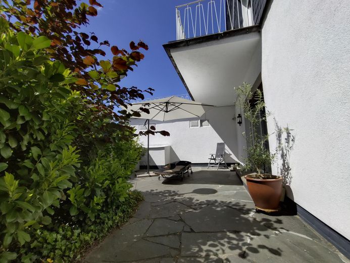Sitzecke neben dem Haus