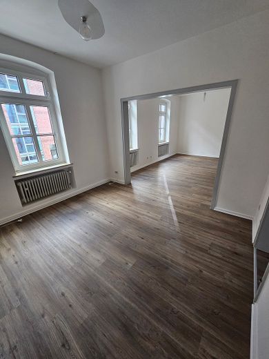 Frisch renovierte 2-Zimmer-Wohnung mit hellem Wohnbereich in zentraler Lage – Foto 1
