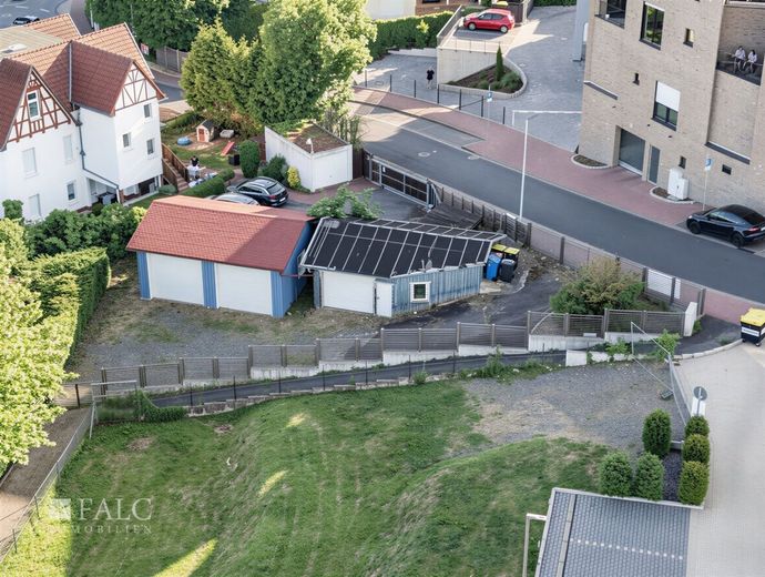 ++Viel Platz für Ihre Wohnträume: Einfamilienhaus mit Einliegerwohnung auf einem großen Grundstück++ – Drohnenbild Garagen oben